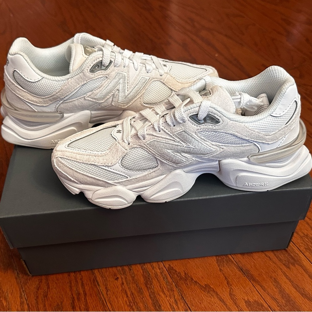 New Balance chunky white 9060
sneakers Size 7 Women's NWB